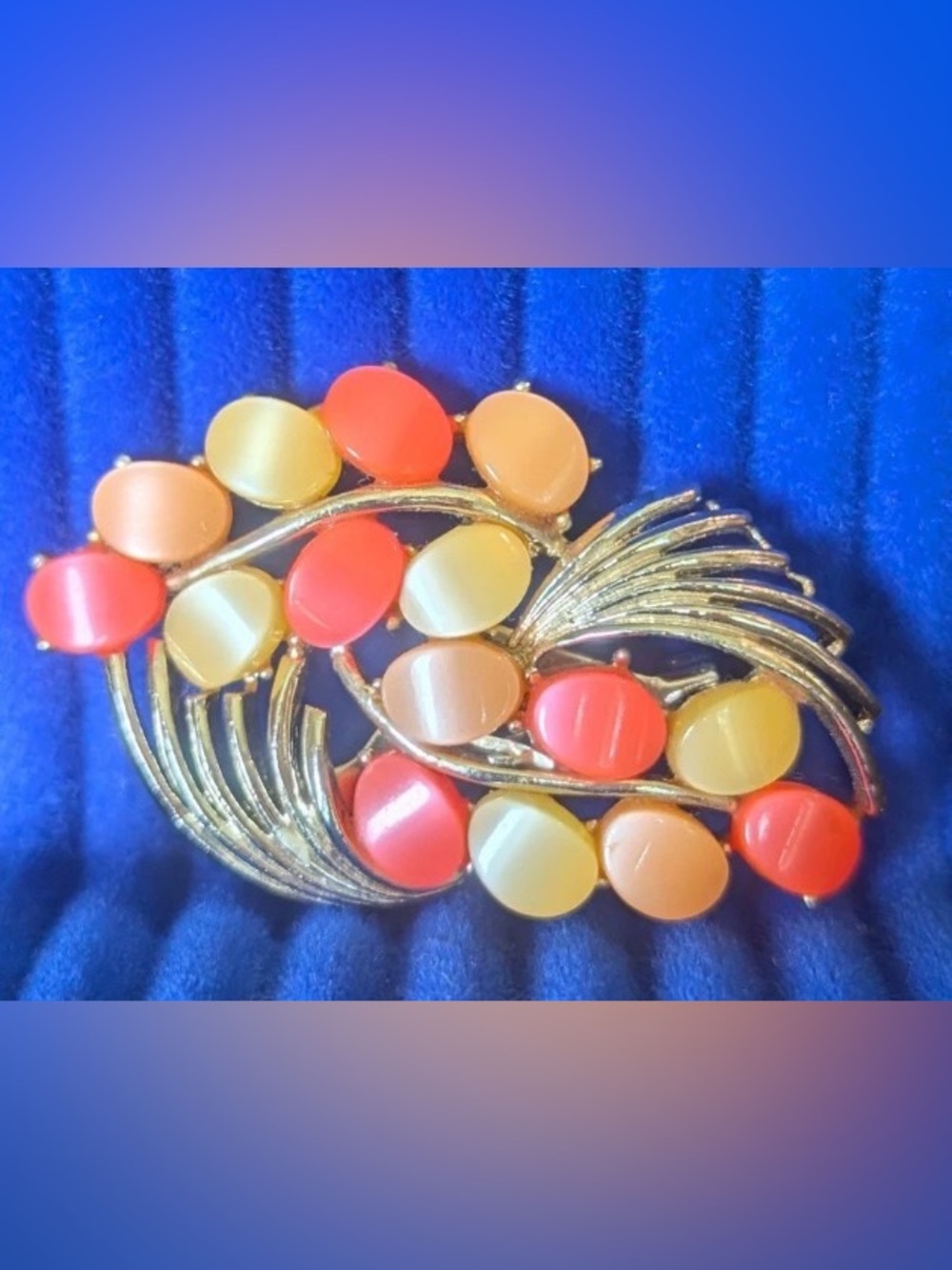 Vintage Mid-Century Brooch Thermoset in Coral Peach Yellow, Goldtone setting - Picture 4 of 8